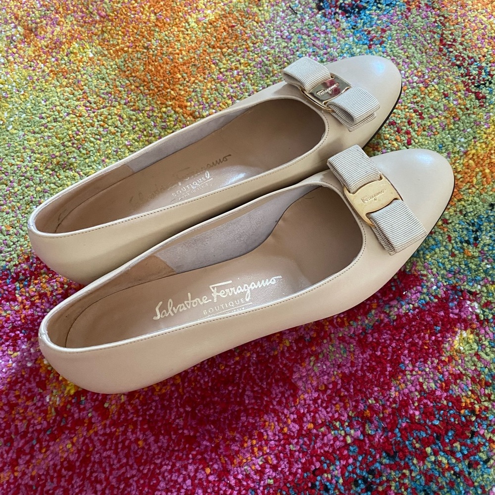 8.5 B Ferragamo Bow Flats Beige Great Condition